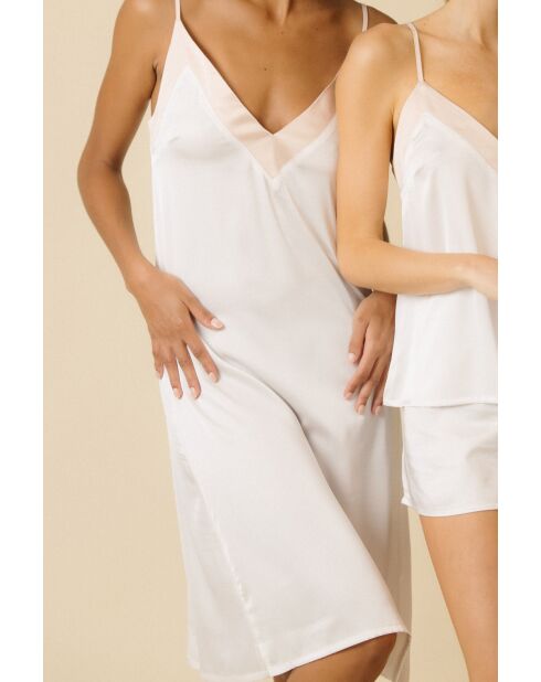 Elegant klassiek nachthemd met bandjes en hoge kraag wit/roze