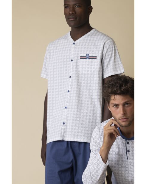 Klassischer Pyjama mit kurzen offenen Ärmeln, blauem Tupfen- und Rautenmuster