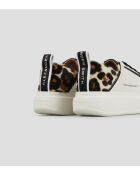 Witte sneakers van zandleer van Wembley