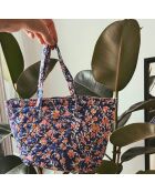 Kanpur-tas met plastic afwerking gedrukt op een zwarte achtergrond - 27×21×8 cm