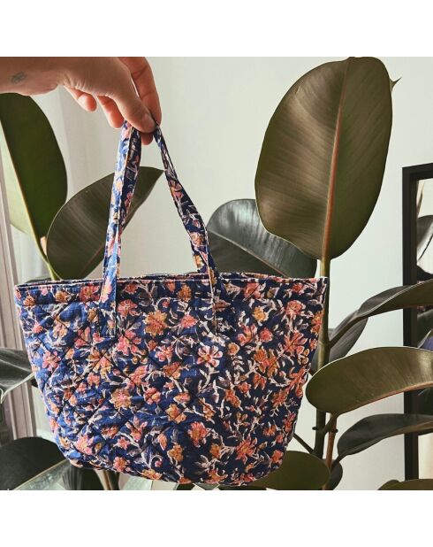 Kanpur-tas met plastic afwerking gedrukt op een zwarte achtergrond - 27×21×8 cm