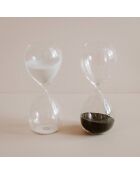 Decoratieve zandloper in glas en wit zand