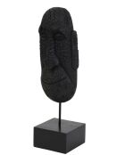 Maschera, statua in legno con viso nero su supporto