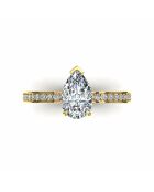 1.50 karaat peer synthetische diamanten verlovingsring met geschouderde Noémie geelgoud