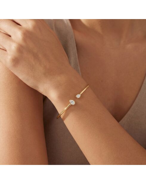 Brazalete ovalado de diamantes sintéticos y diamantes sintéticos en forma de pera de 0.75 quilates en oro amarillo Fabiana