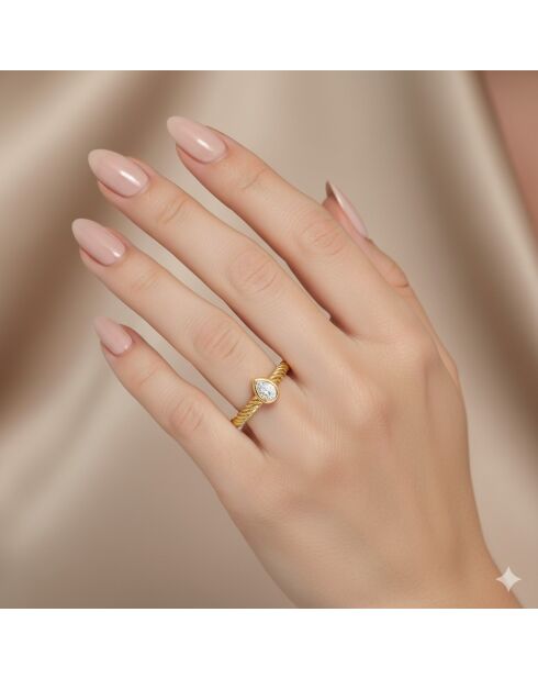 0.20 karaat peer synthetische diamant solitaire Ornella geelgoud