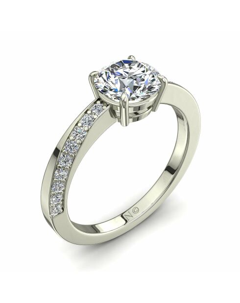 1.00 karaat synthetische diamanten solitaire bianca met schouderriem, witgoud