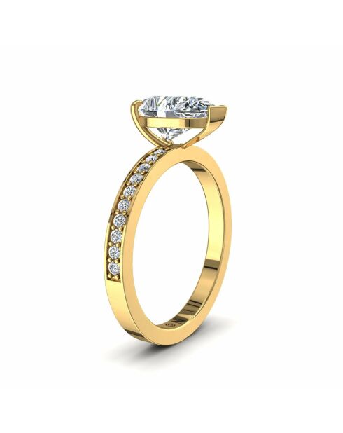 1.50 karaat peer synthetische diamanten verlovingsring met geschouderde Noémie geelgoud