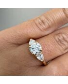 Anillo redondo de diamantes sintéticos y diamantes sintéticos en forma de pera de 1.20 quilates en oro rosa