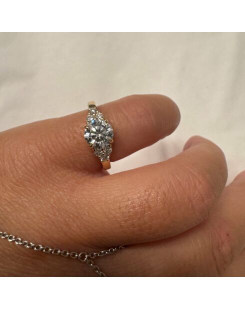 Anillo de diamantes sintéticos de 1.20 quilates con hombro Valentina Rose Gold