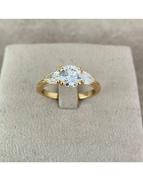 Anello con diamante sintetico da 1,00 carati con 2 pere Rosa in oro giallo