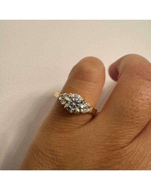 1.00 Karaat synthetische diamanten ring met schouder Valentina geelgoud