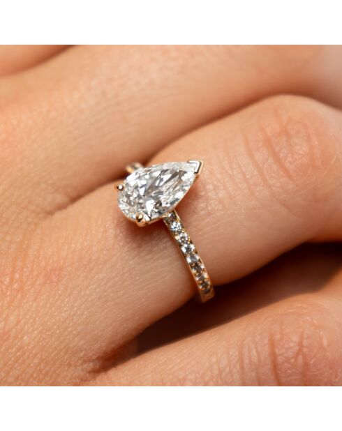 1,00 karaat peer synthetische diamanten verlovingsring met geschouderde Noémie geelgoud