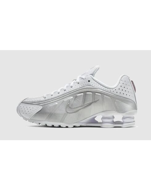 Shox R4 Sneakers in Weiß und Silber