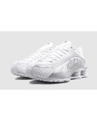 Shox R4 Sneakers in Weiß und Silber