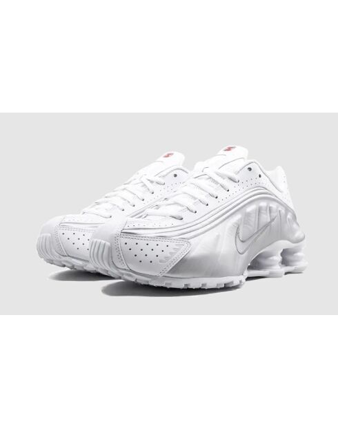 Shox R4 Sneakers in Weiß und Silber