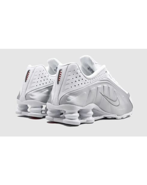 Shox R4 Sneakers in Weiß und Silber