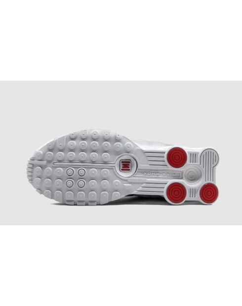 Shox R4 Sneakers in Weiß und Silber