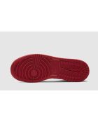Rode, zwart-witte Air Jordan 1 Mid Gym sneakers