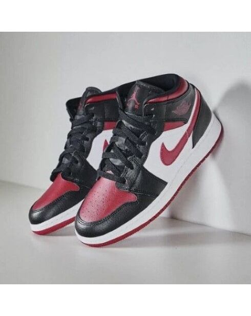 Air Jordan 1 Mid zwart/rode bordeauxrode en witte sneakers