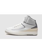 Weiße und graue Air Jordan 2 Sneakers