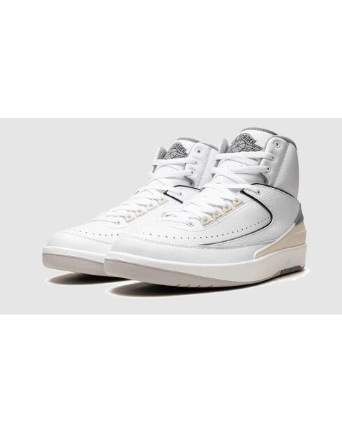 Weiße und graue Air Jordan 2 Sneakers