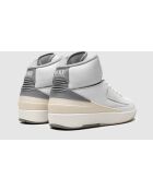 Weiße und graue Air Jordan 2 Sneakers