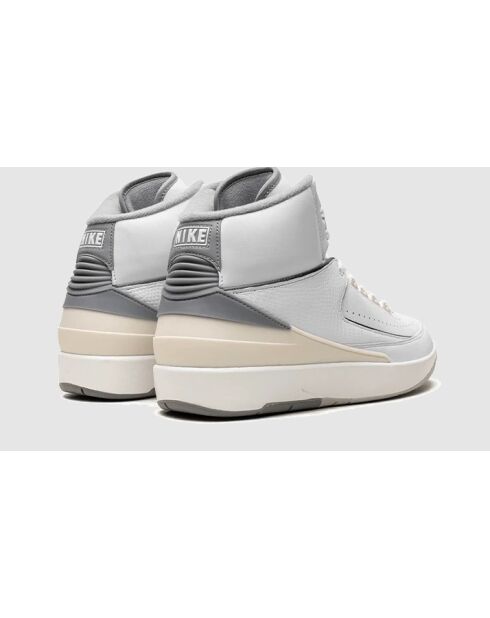 Weiße und graue Air Jordan 2 Sneakers