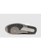 Weiße und graue Air Jordan 2 Sneakers