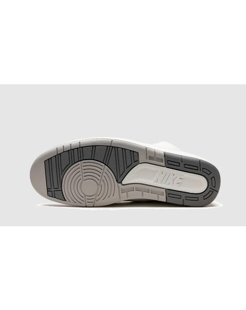 Weiße und graue Air Jordan 2 Sneakers