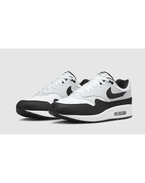 Weiße und schwarze Air Max 1 Sneakers