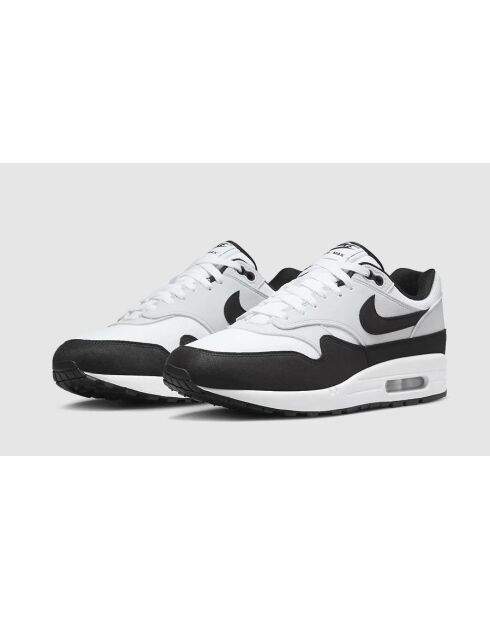 Weiße und schwarze Air Max 1 Sneakers