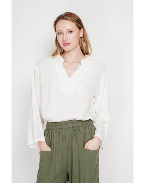 Yvonne weiße, locker sitzende Bluse aus Leinenmischung mit V-Ausschnitt