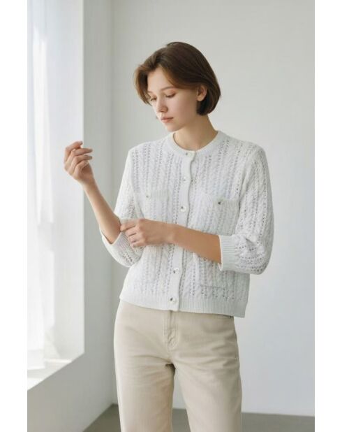 Jacqueline wit opengewerkte vest met ronde hals en opengewerkte ronde hals