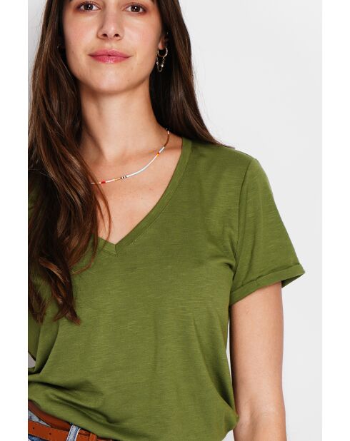 Josée T-shirt van lichte kaki linnenmix met V-hals