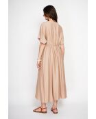 Antoinette langes Kleid aus kamelfarbener Leinenmischung mit V-Ausschnitt