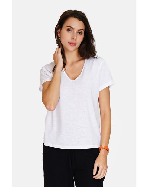 Josée T-shirt van witte linnenmix met V-hals