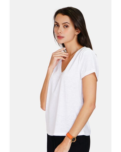 Josée T-shirt van witte linnenmix met V-hals