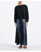 Donkerblauwe gestreepte satijnen rok van Bamako met stropdas en kleurstof