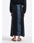 Donkerblauwe gestreepte satijnen rok van Bamako met stropdas en kleurstof