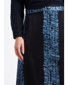 Donkerblauwe gestreepte satijnen rok van Bamako met stropdas en kleurstof