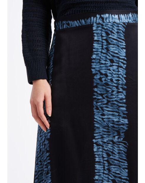 Donkerblauwe gestreepte satijnen rok van Bamako met stropdas en kleurstof