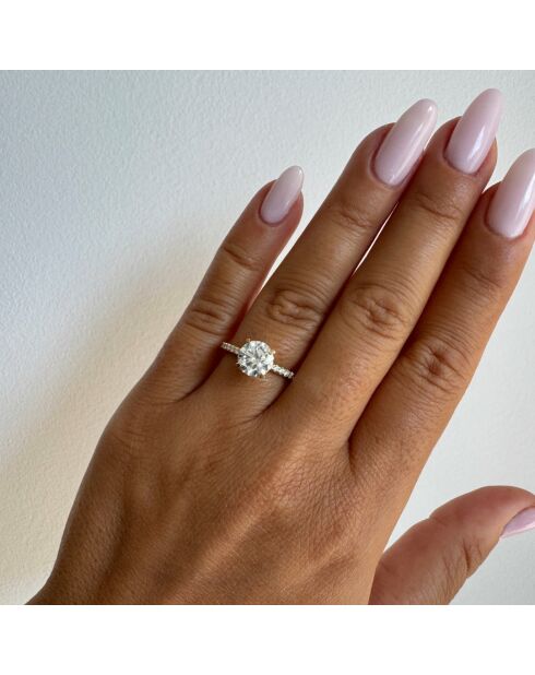 1.50 karaat Clotilda geelgoud synthetische solitaire met diamanten schouders