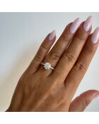 1.50 karaat Clotilda witgouden synthetische solitaire met diamanten schouders