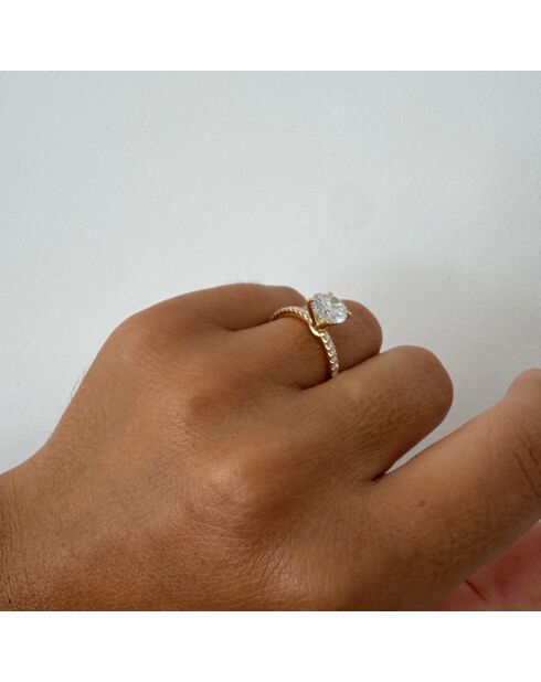 1.50 karaat Clotilda witgouden synthetische solitaire met diamanten schouders