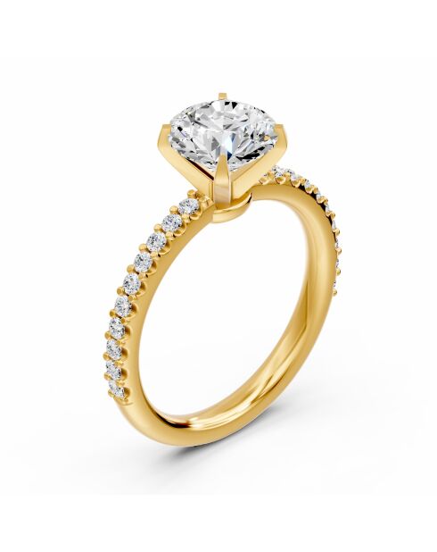 1.50 karaat Clotilda geelgoud synthetische solitaire met diamanten schouders