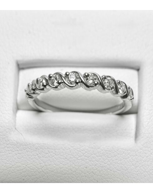 Medio anillo de boda engastado con diamantes sintéticos en oro blanco Celia de 0,13 quilates