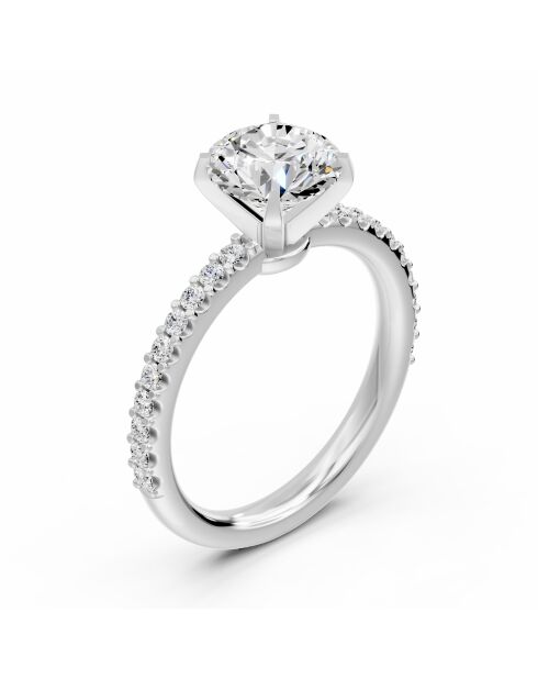 1.50 karaat Clotilda witgouden synthetische solitaire met diamanten schouders