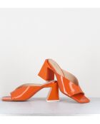 Pantoletten Tasha aus orangefarbenem Leder, Absatz 8 cm