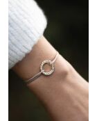 Brazalete circular plano chapado en oro martillado